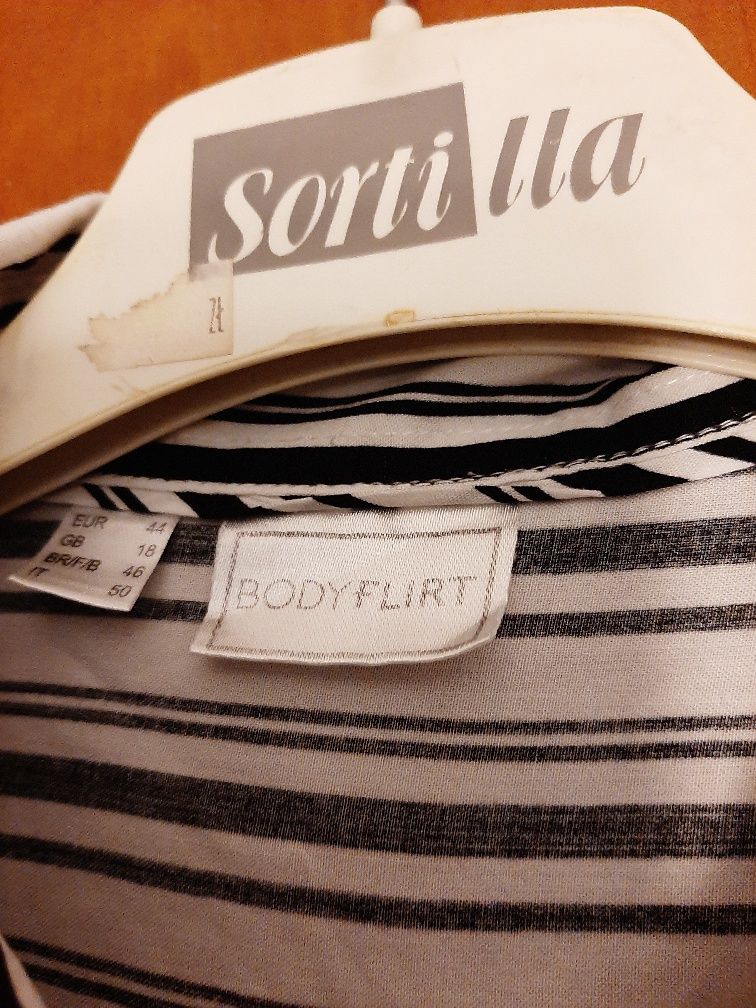 Biała koszula w czarne paski