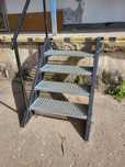 Schody metalowe 4-stopniowe solidne.