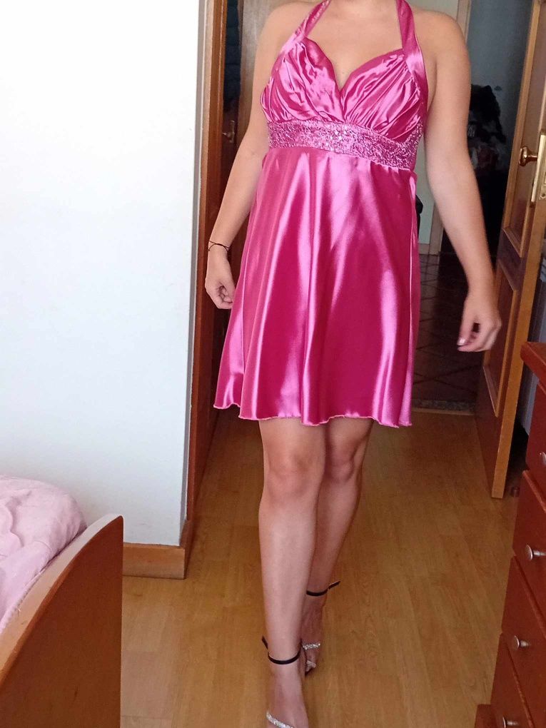 Vestido de cetim curto