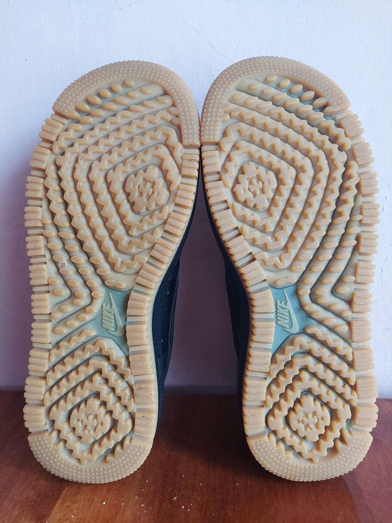 Кроссовки фірми Nike Air Force 1 Luxe оригінал 


Розмір по бірці: 
US