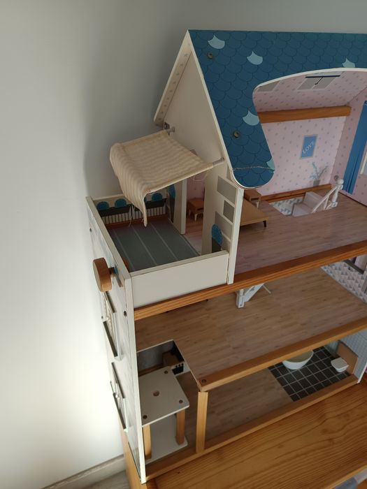 Casa de bonecas de madeira