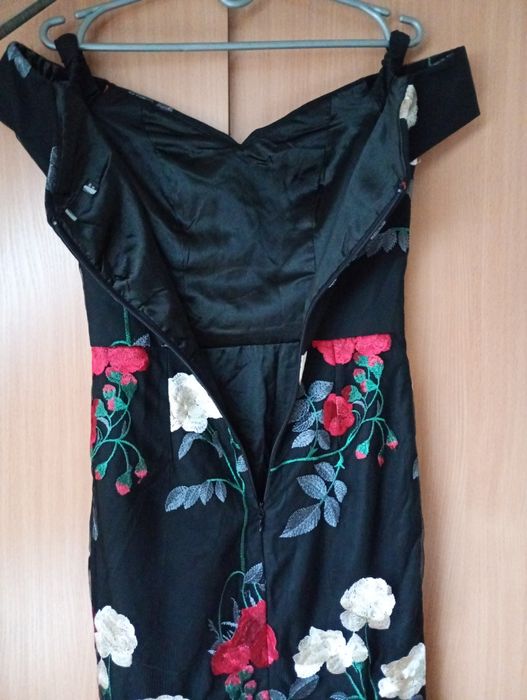 Suknia maxi czarna z haftem r.36"Chi Chi London"