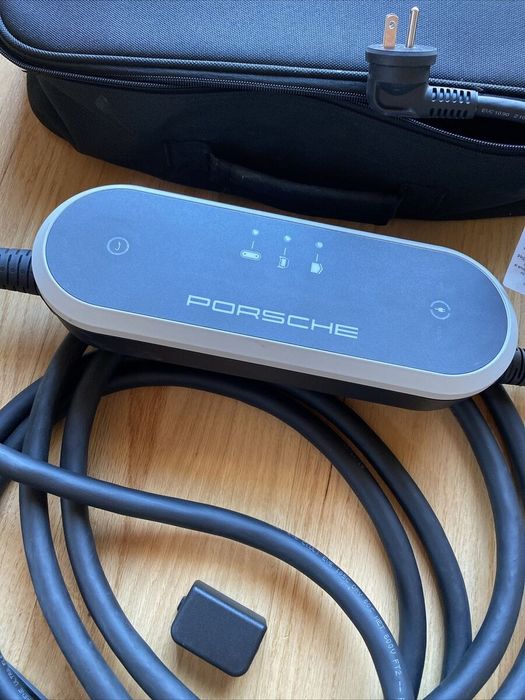 Настінний тримач для Porsche та Audi E-Tron Universal charger