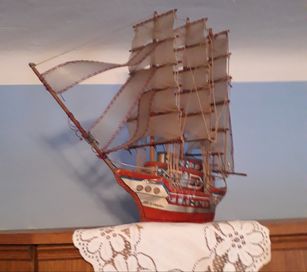 Stary ręcznie robiony statek