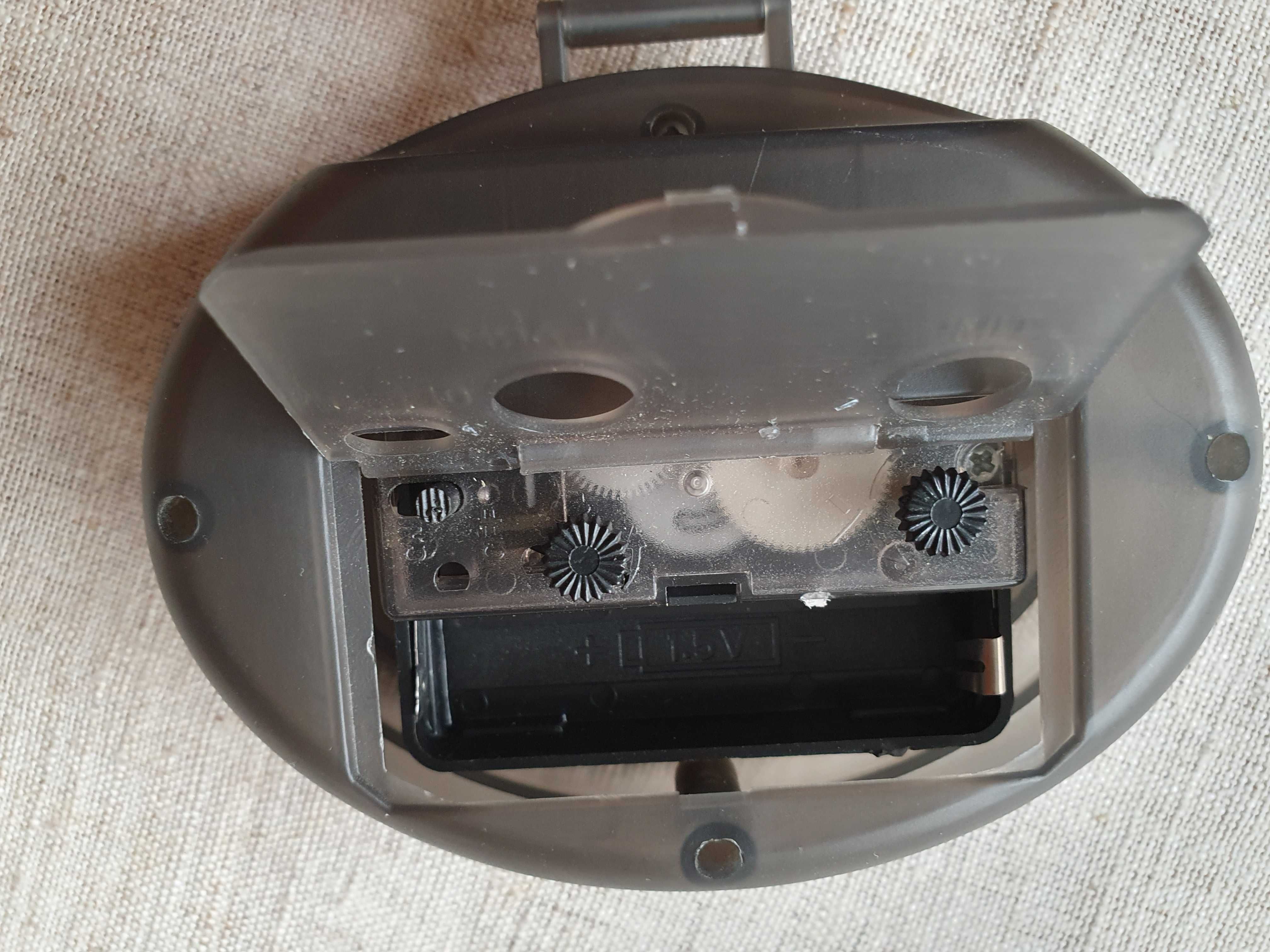 Budzik z mechanizmem kwarcowym