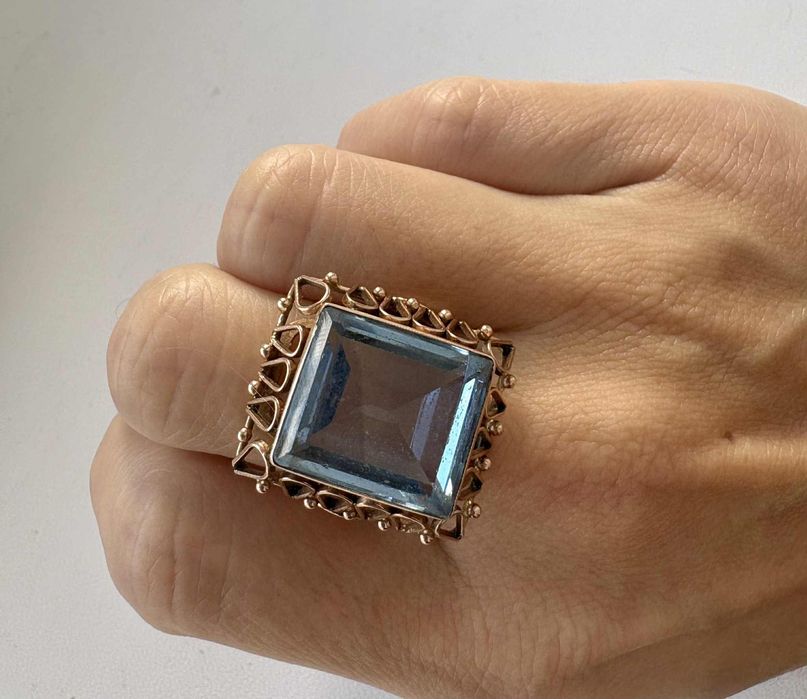 Piękny złoty pierścionek z syntetycznym akwamarynem