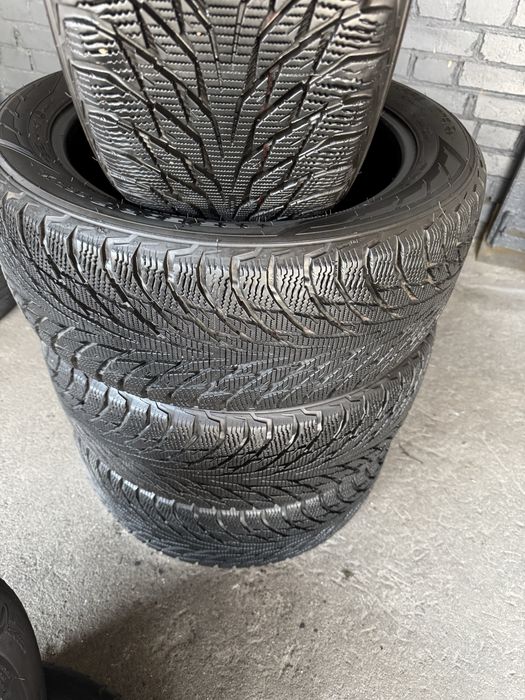 Шини зимові 225/50/17 Nokian