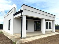 Срочний продаж будинку. Простора кухня-вітальня 27 м²