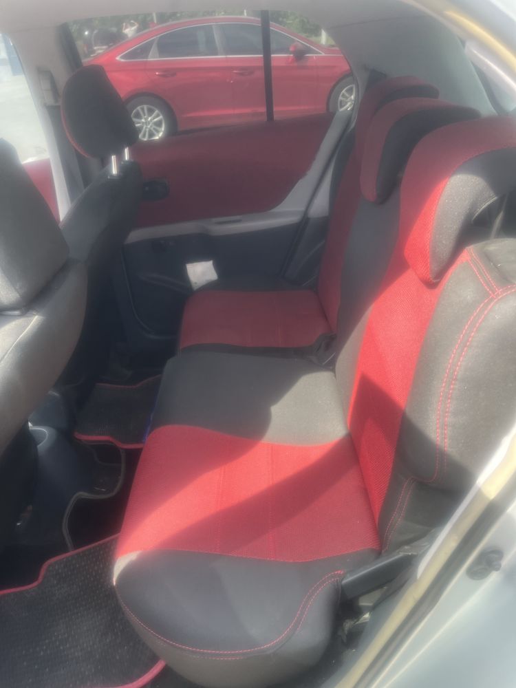Toyota yaris 1.3 2010 года