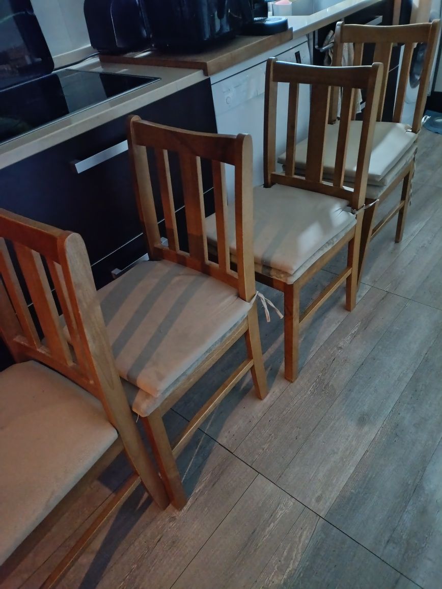 4 cadeiras de madeira estofadas de sala.
