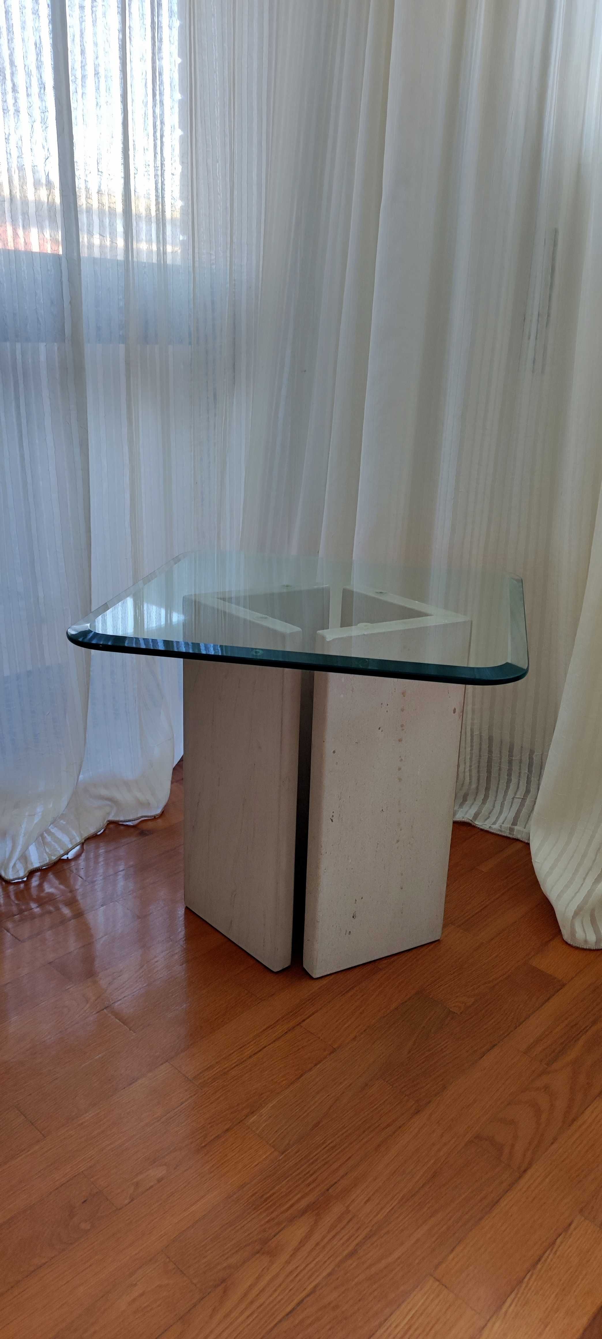 Conjunto de estante e mesa de canto de vidro biselado e mármore