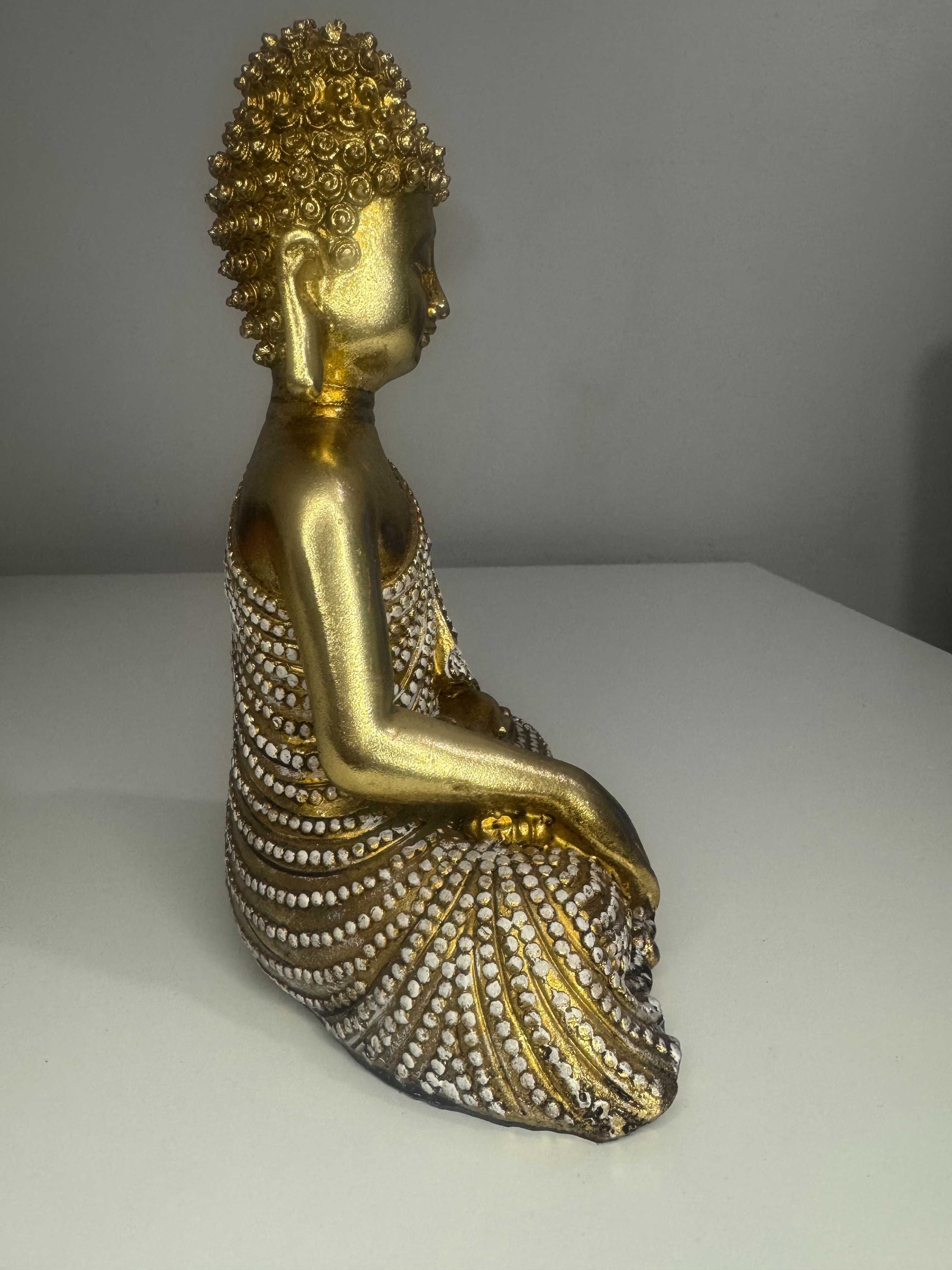 Estátua de Buda Dourada – Decoração Zen e Harmonia