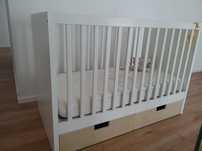 Cama de bebé com colchão