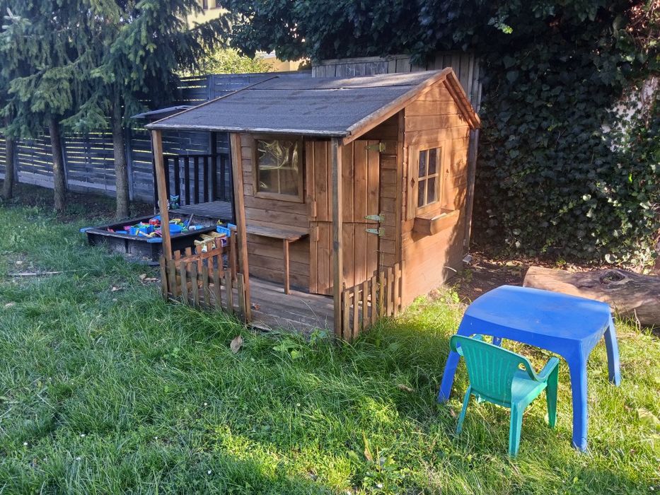 Domek dla dzieci plus stolik i piaskownica