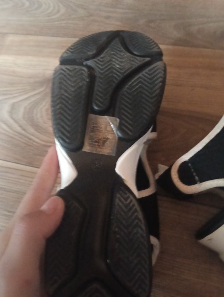 Buty na koturnie