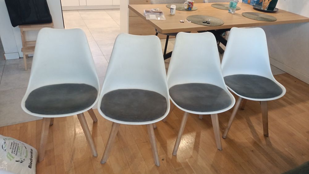 4 krzesła białe z drewnianymi nogami