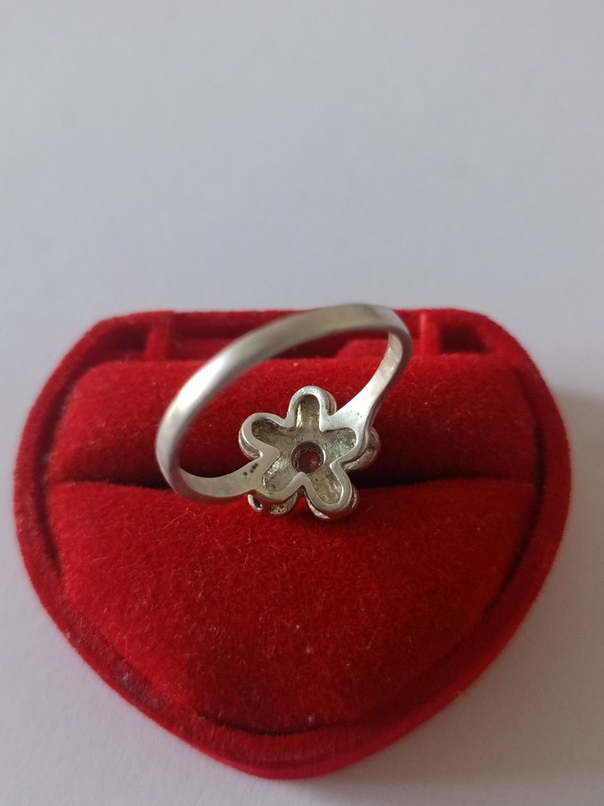 Srebrny pierścionek kwiat jasne szkiełko rozmiar 17
