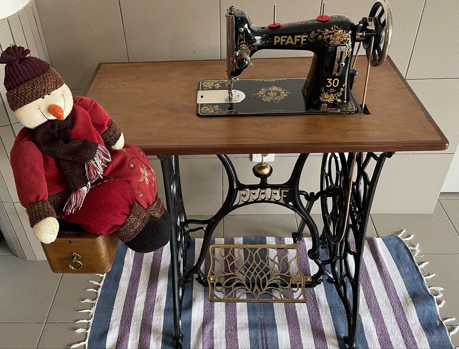 Máquina de costura PFAFF, restaurada e a coser