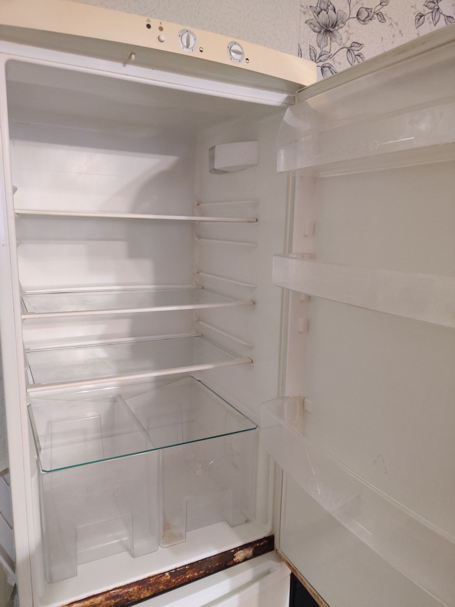 Срочно продам б/у Холодильник Zanussi ZBR 26 ND