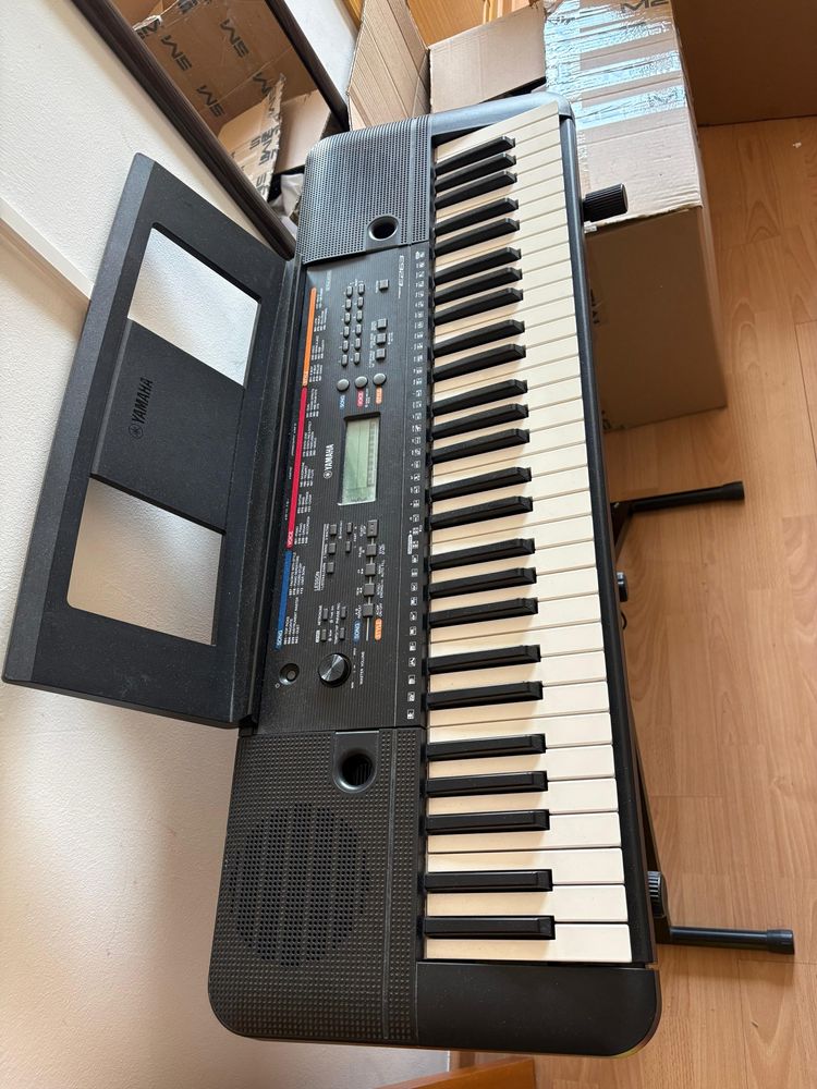 Teclado Yamaha PSR E263 com pedal e suporte