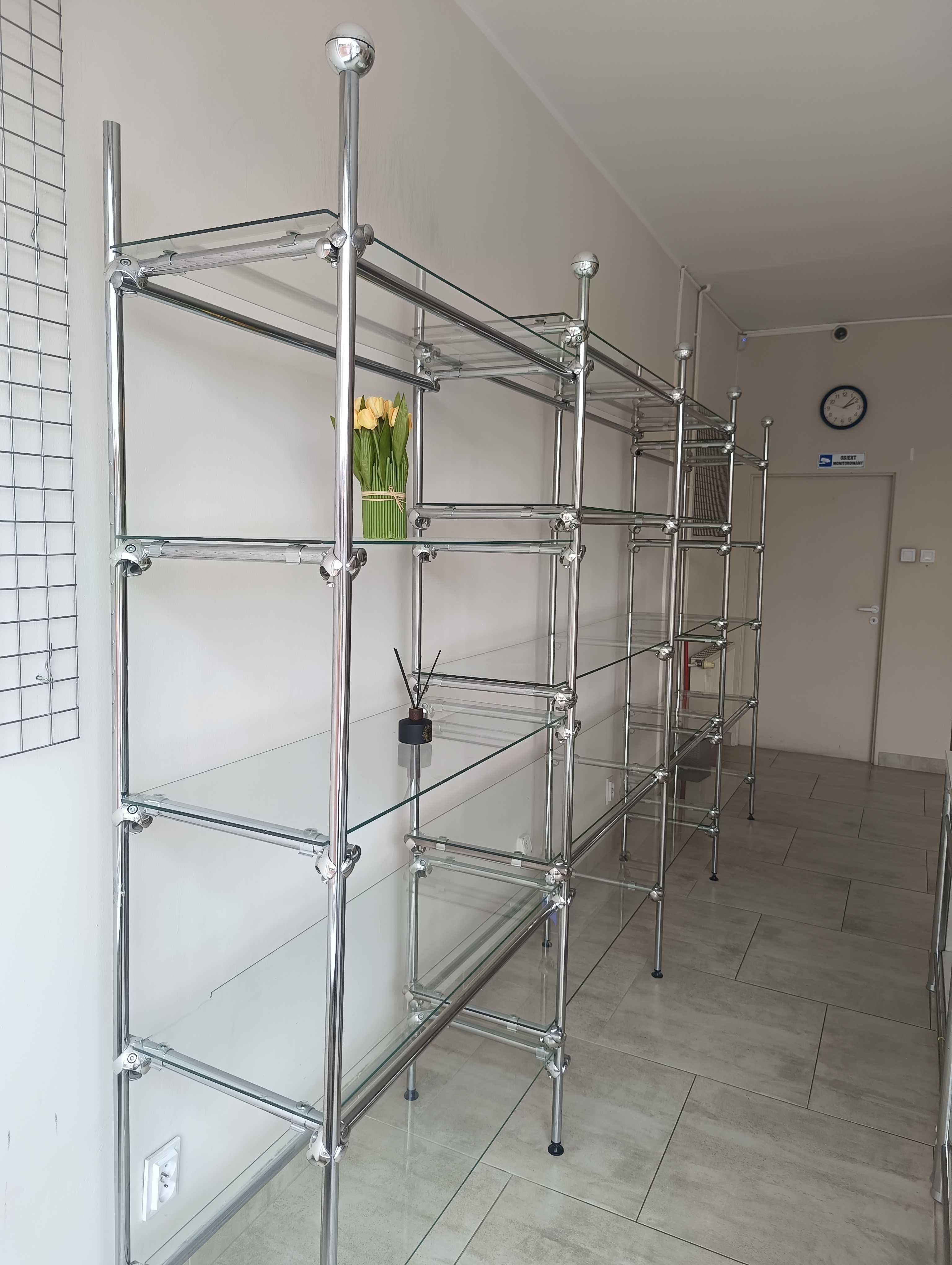 Regał aluminiowy z szklanymi półkami