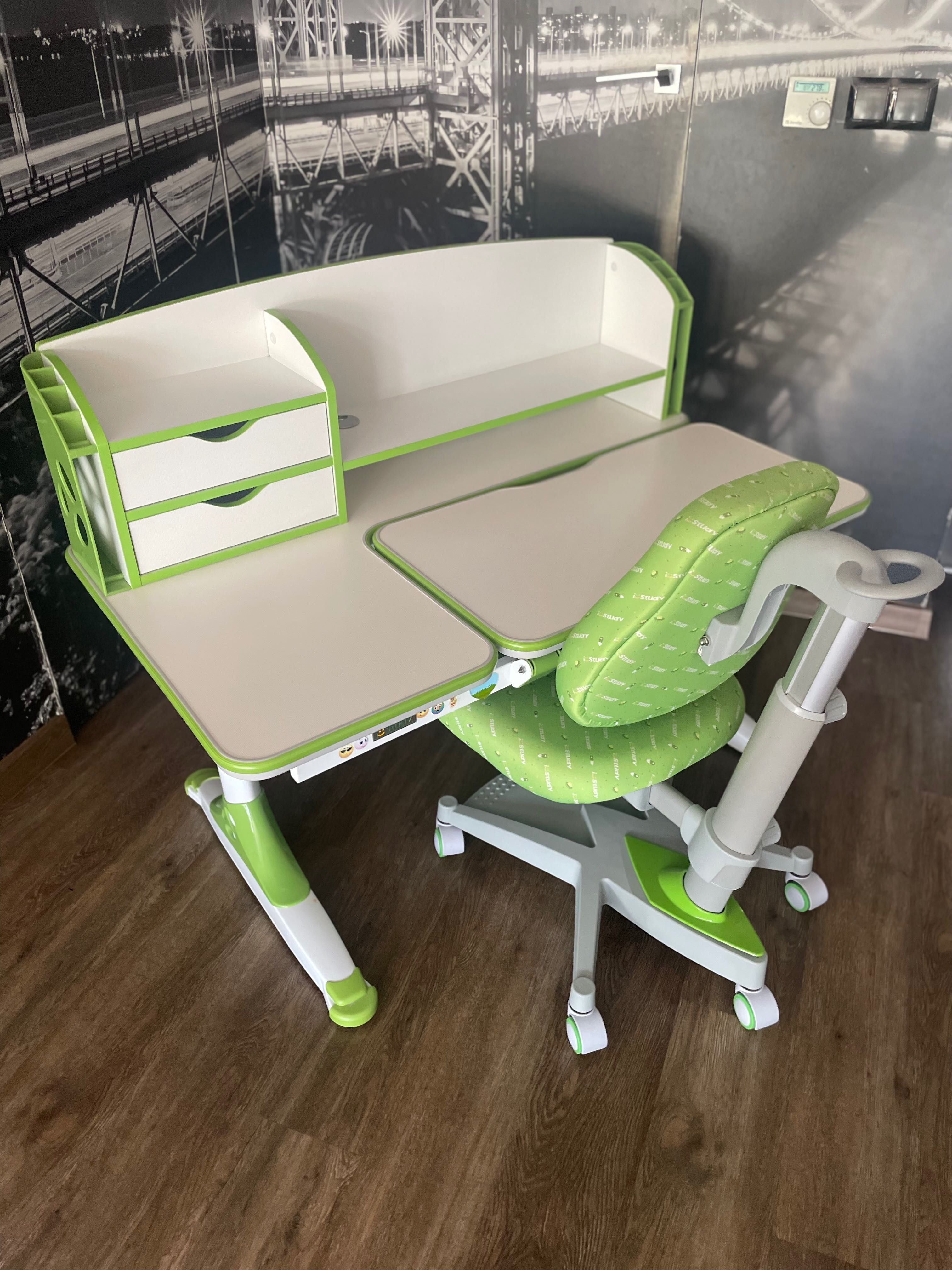 Biurko ergonomiczne dziecięce z fotelem