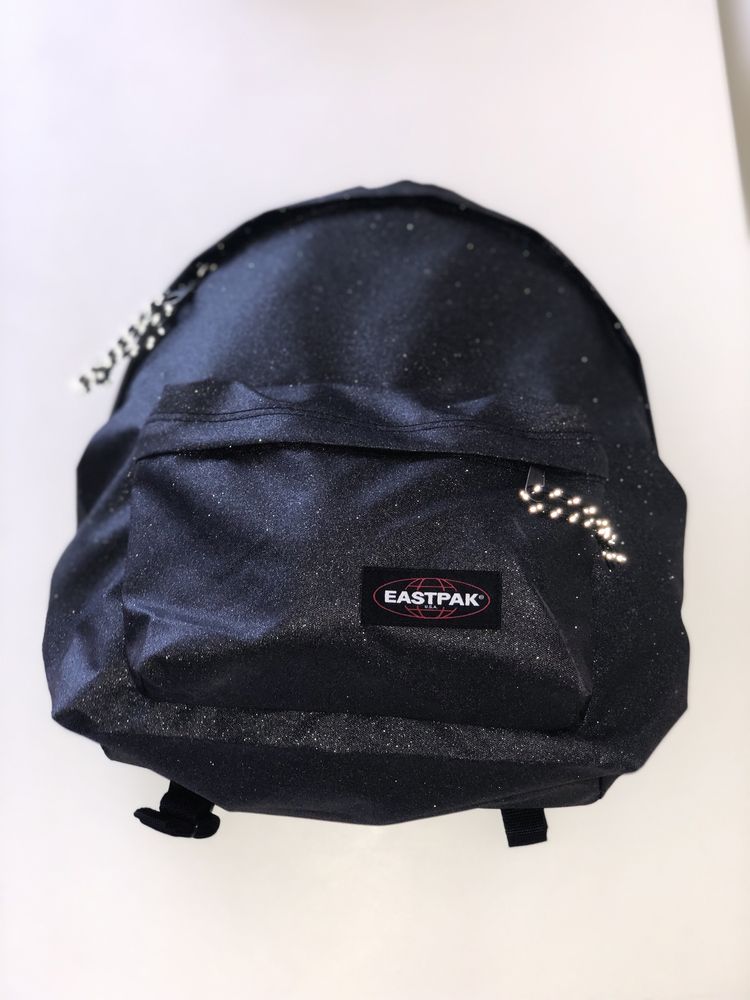 Vendo Mochila Eastpak preta com brilho