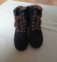 Botas pretas com atacadores