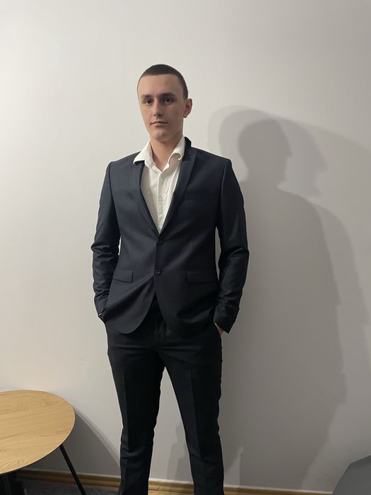 garnitur na rozne okazje z pasujacymi dodatkami