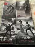 Vendo livros colecao hush  hush