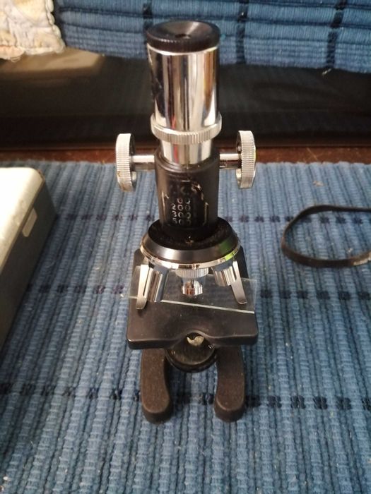 Microscópio com estojo marca desconhecida
