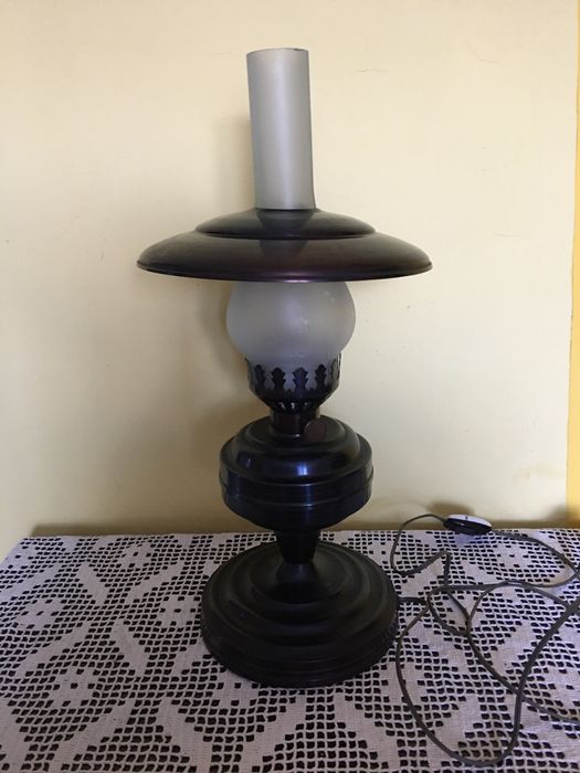 Lampa elektryczna stylizowana na naftową