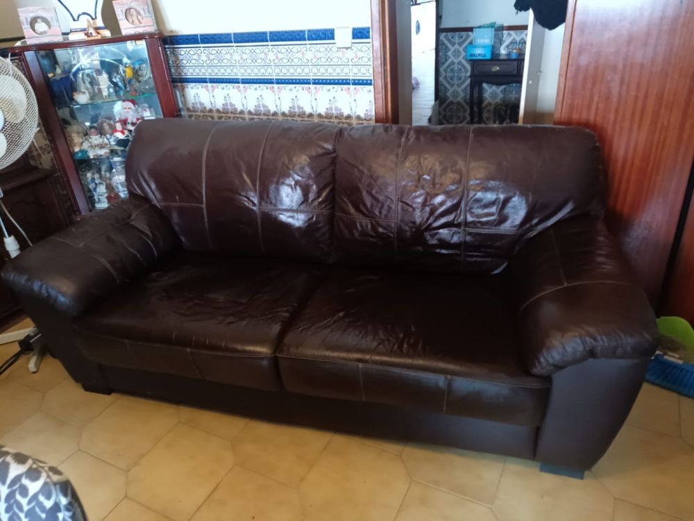 Sofa em Pele cor castanha