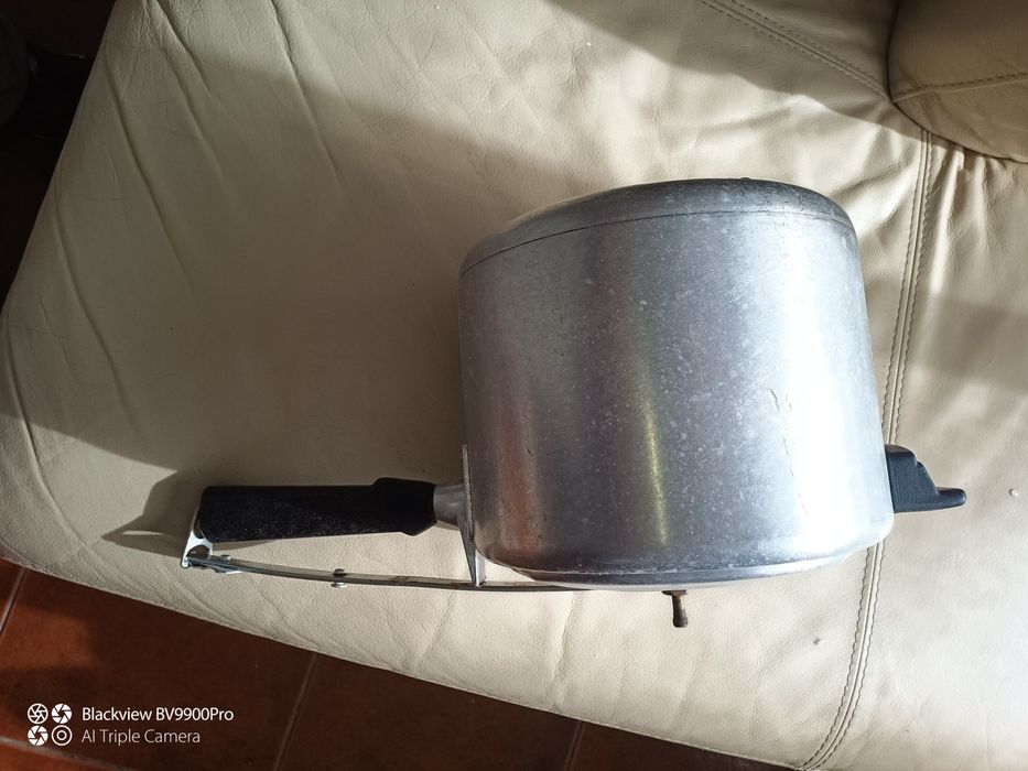 Panela de pressão um pouco mais antiga alumínio fundido