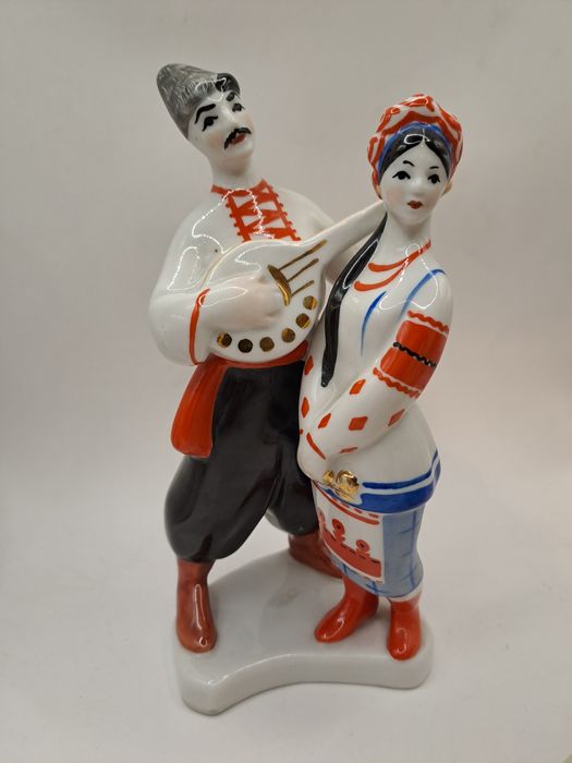 Статуетка. Статуэтка. Фарфоровая статуэтка.