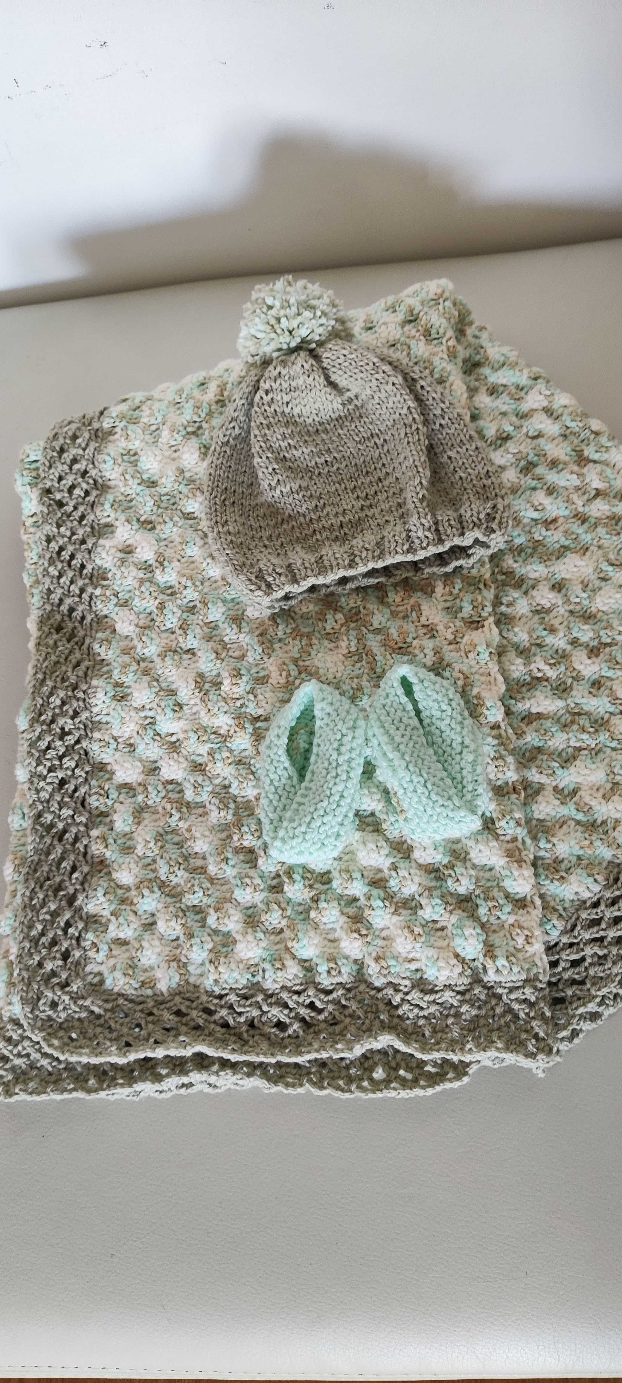 Conjunto de Bebé Feito à Mão
