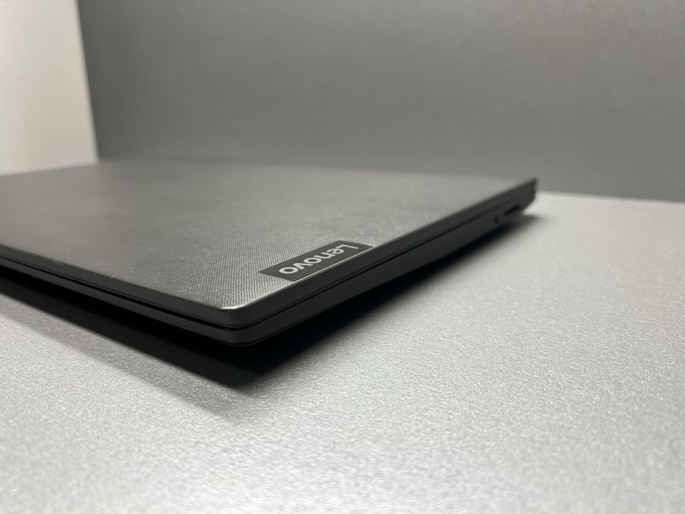 50 Lenovo V15-ADA Ryzen 5 3500U/4/256/AMD Radeon Vega 8/15,6/60Hz
