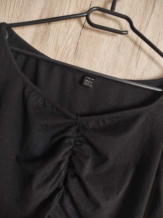 Czarny marszczony crop top tshirt z długim rękawem dekolt v petite