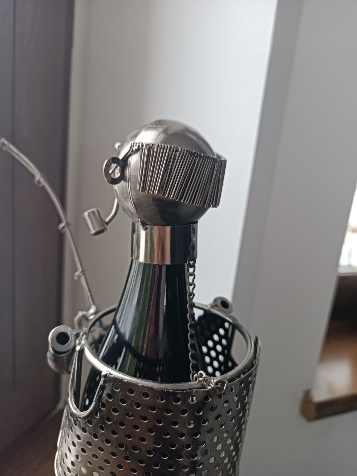 Metalowy stojak na butelke
