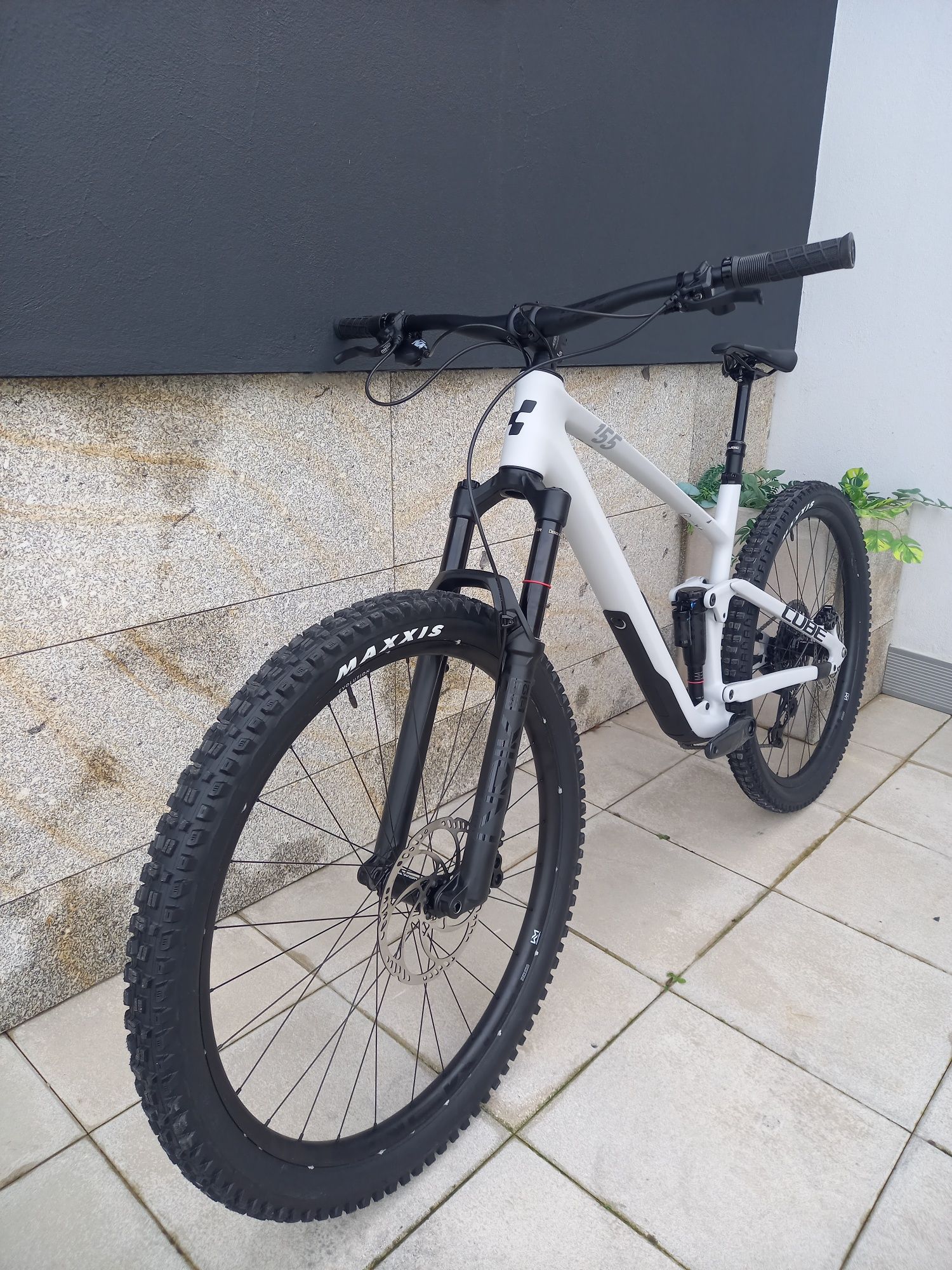 Bicicleta Cube carbono enduro Nova