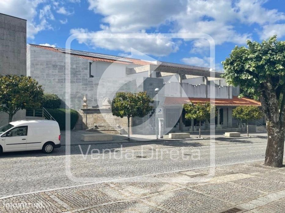 Prédio urbano, destinado a comércio e serviços, em Aguiar da Beira...