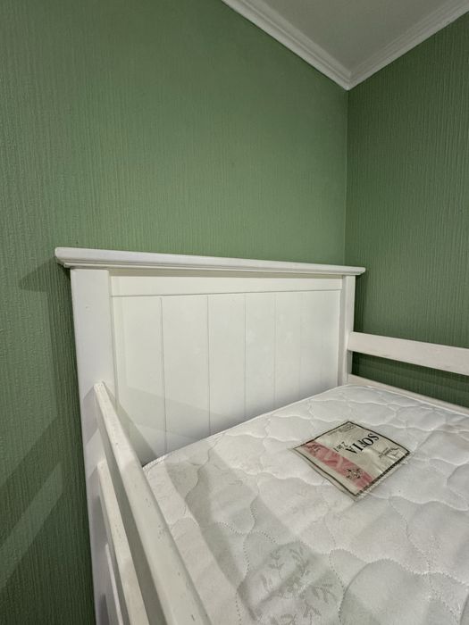 Ліжко деревʼяне із матрасами