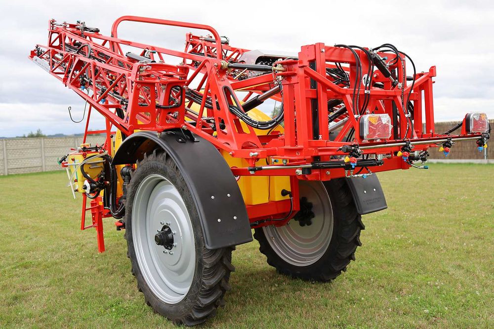 Opryskiwacz polowy przyczepiany rozkład. Hydraulicznie PROTON