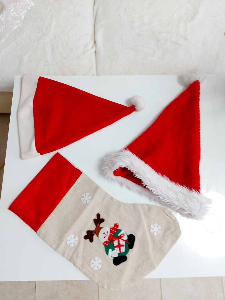 Dwie czapki Mikołaja oraz skarpeta świąteczna
