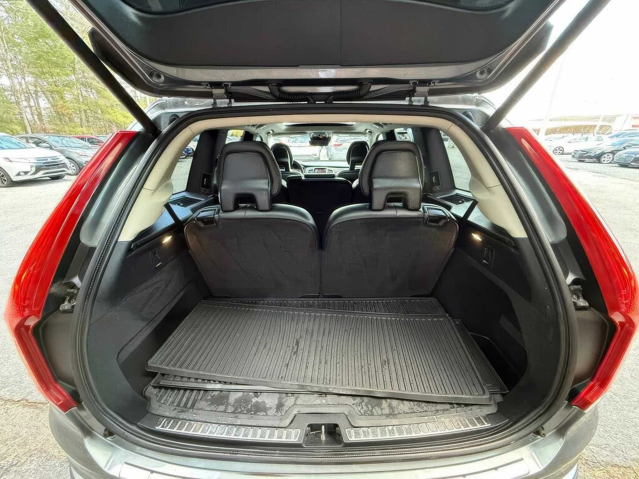 2017 Volvo XC90 T6 Momentum