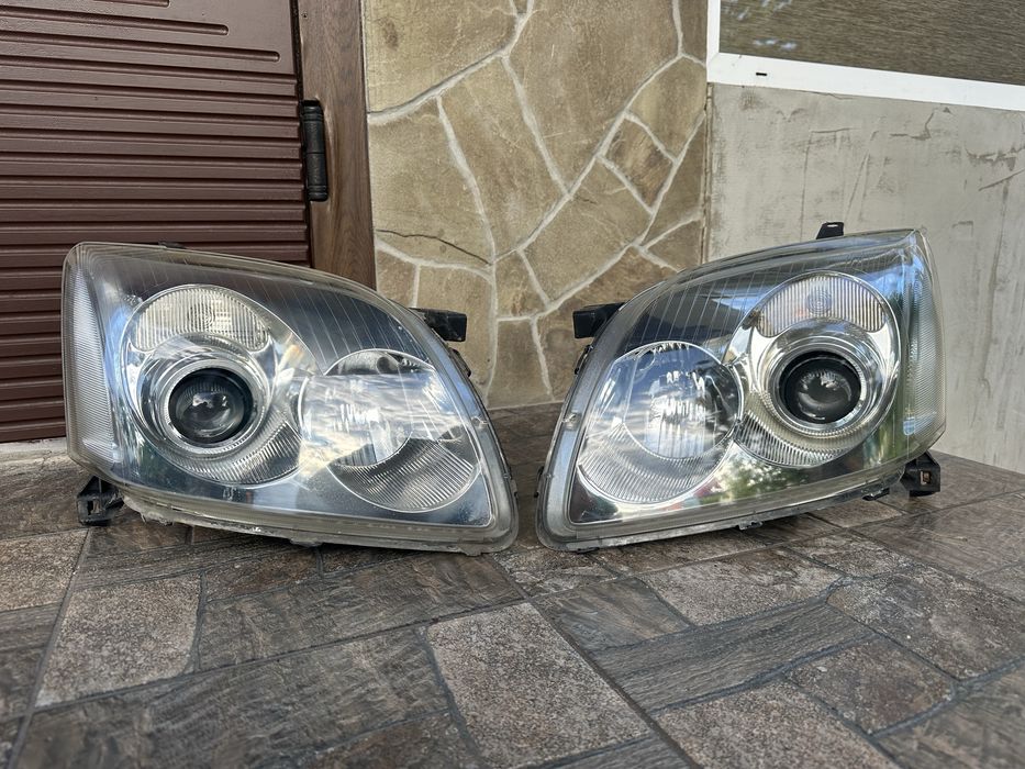 Фари Тойота Авенсіс. Ксенон. Оригінал. Файний стан