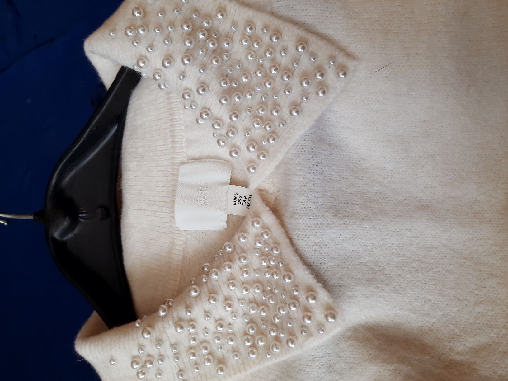 Нарядний білий светер з перлинками
