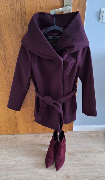 Śliwkowy płaszcz z wiązaniem – elegancja i styl na chłodne dni!