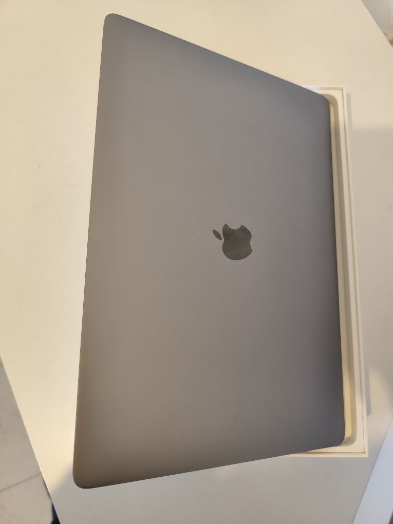 Apple MacBook Pro 15 / macOS 15 Sequoia / Adobe / Office