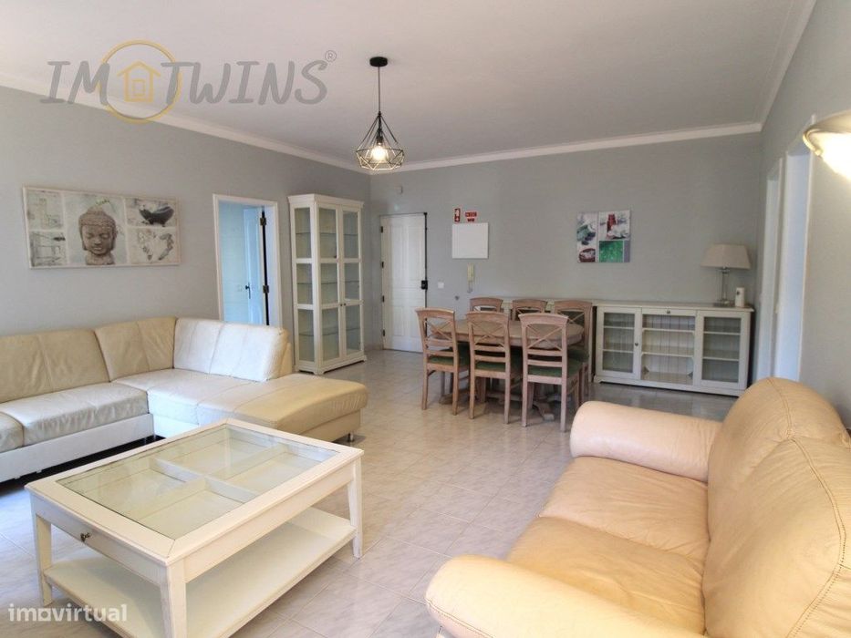 T1 em condomínio com piscina, perto da praia.